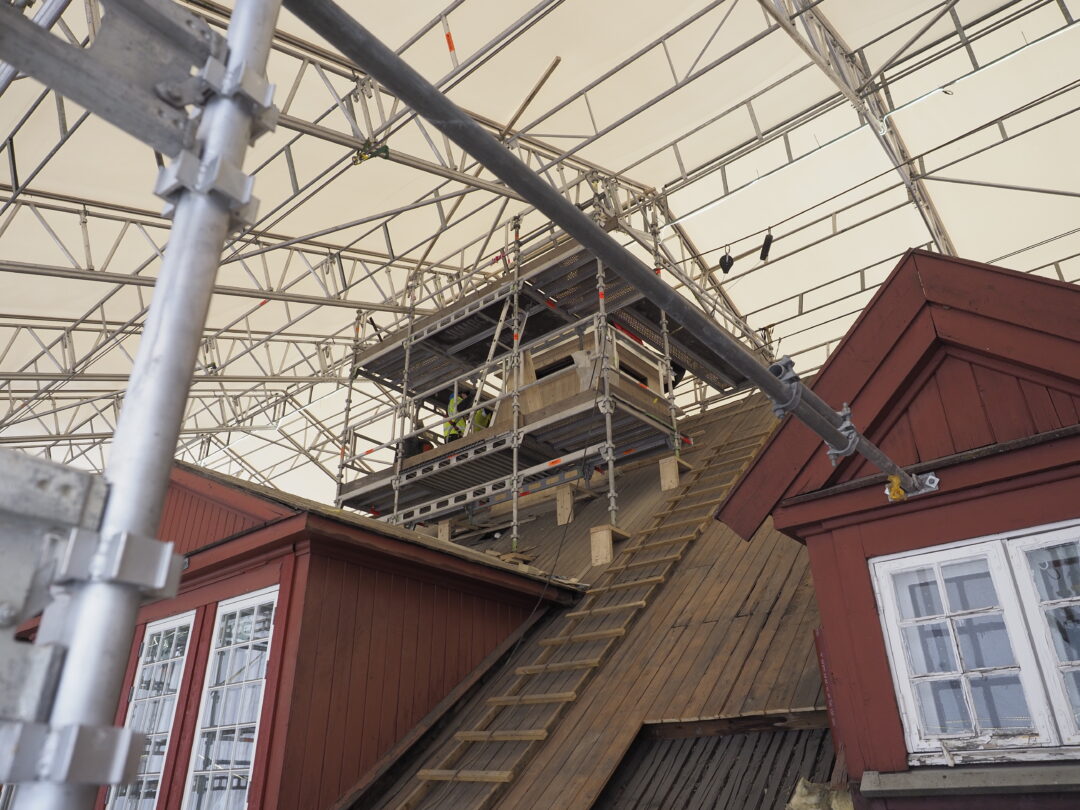 Stillas montert på hustak