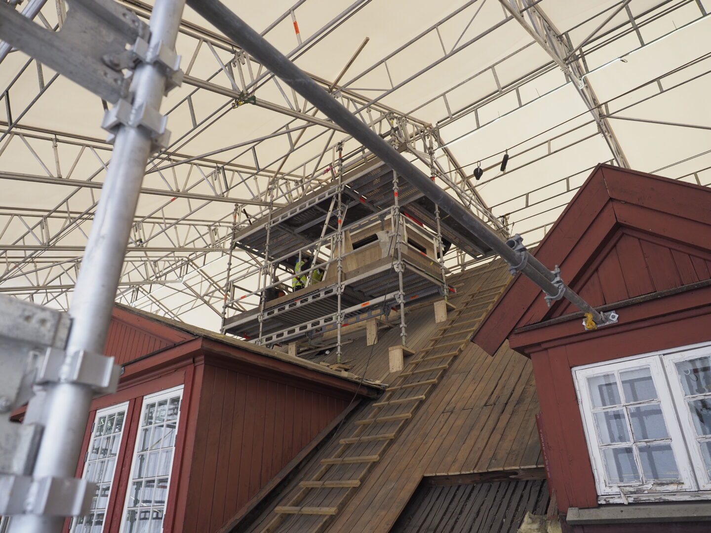 Stillas montert på hustak